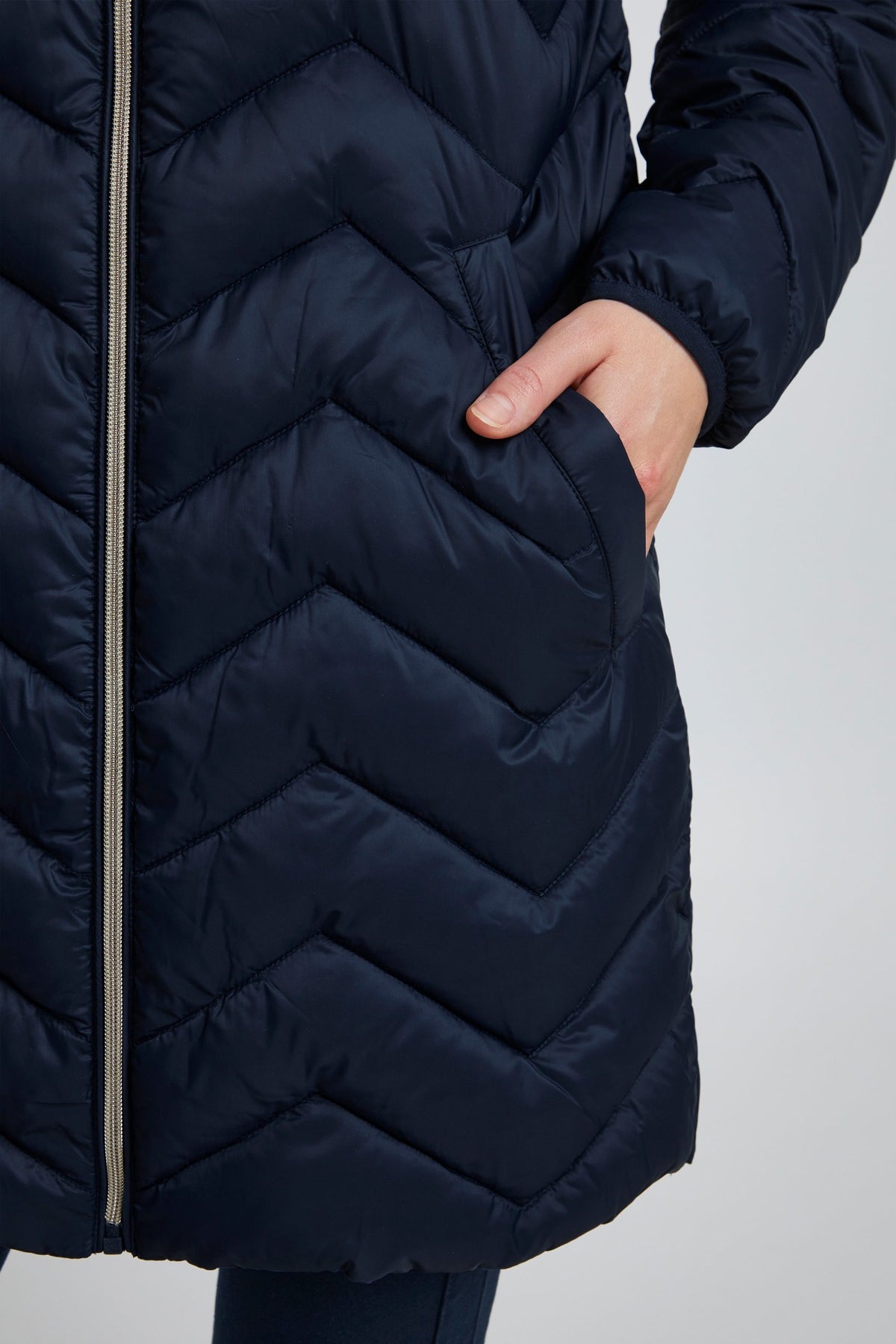 The Ines Puffer Jacket in Navy