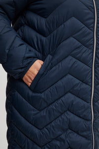 The Ines Curve Puffer Jacket in Navy