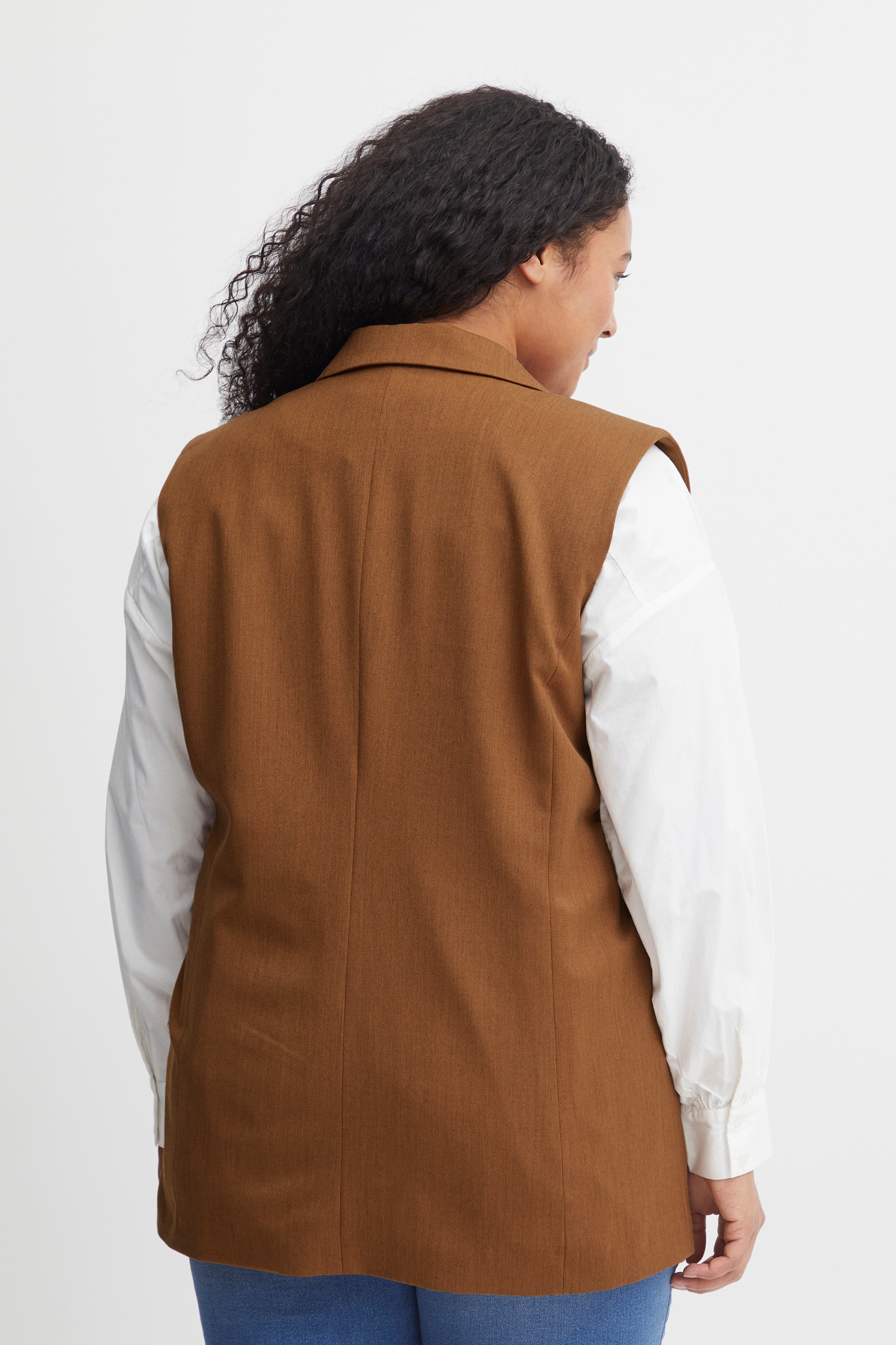 The Melina Curve Vest in Toffee – Incandescent