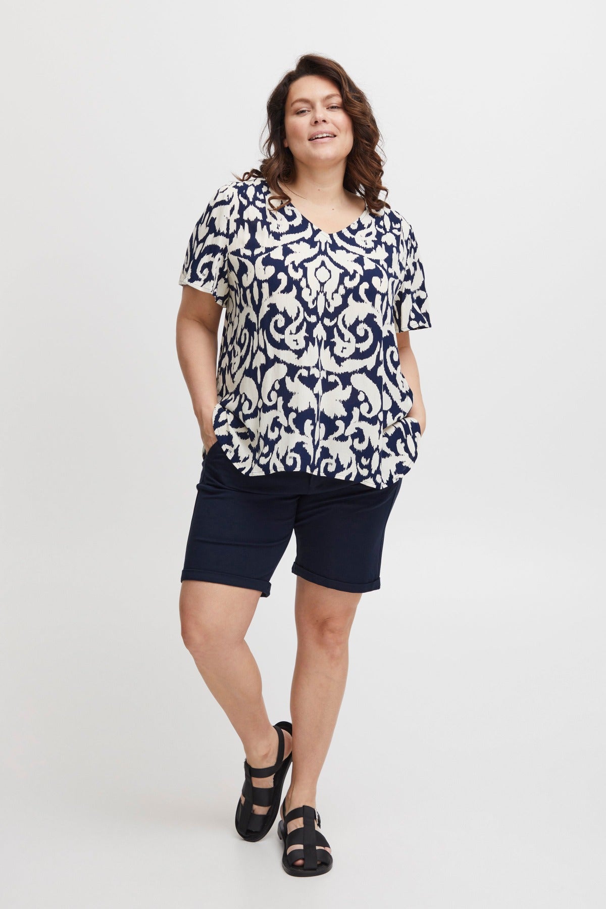 The Naomi Curve Short in Navy